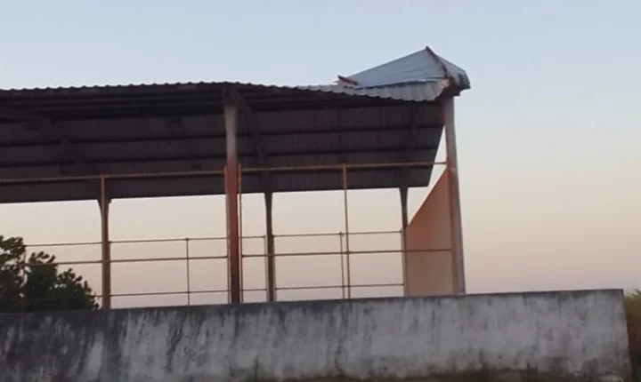 População denuncia risco de desabamento do telhado da quadra de Itaporanga e cobra providências da Prefeitura de Penedo