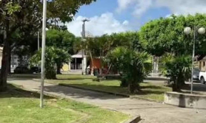 Praça vira “cracolândia” e “motel a céu aberto” Moradores denunciam abandono em Praça Santa Luzia