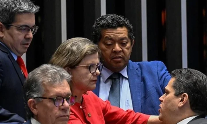 Senado aprova fim da escala 6x1 em dois turnos; veja o que muda para os trabalhadores