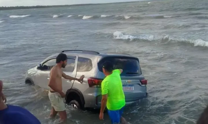 Táxi é engolido pela maré no Pontal do Peba, em Alagoas