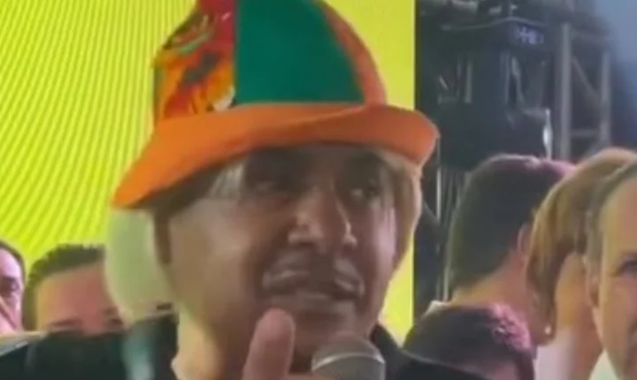 Tiririca brinca com voto e reforça número de campanha