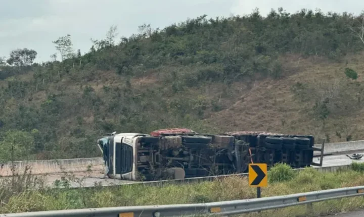 Tombamento de carreta interdita trecho da BR-101 e provoca fila de veículos em Junqueiro