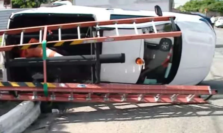 Veículo da Equatorial tomba após ser atingido por picape