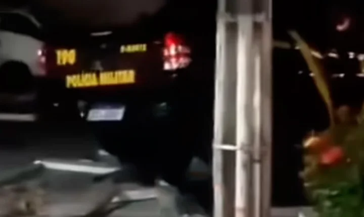 Viatura da PM perde controle e colide com guarita de condomínio em Aracaju