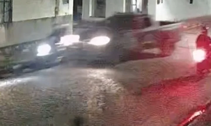 Vídeo mostra perseguição policial que terminou com adolescente sem CNH colidindo contra muro em Penedo